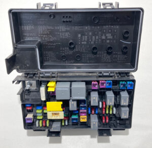 2018 Jeep Wrangler JK TIPM Engine Bay Fuse Relay Box / 68303924AB / JK011